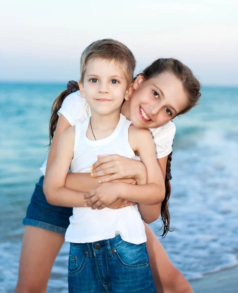 Zus en broer op de avond strand. gelukkige familie. — Stockfoto