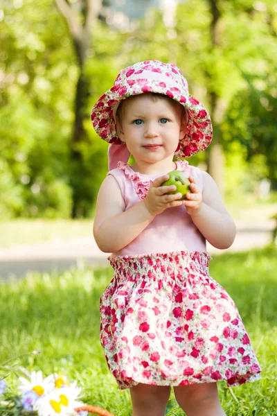 Ładny mały dziewczyna w parku lato. — Zdjęcie stockowe