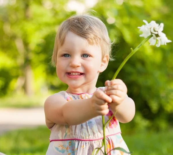 Милая маленькая девочка в летнем парке . — стоковое фото