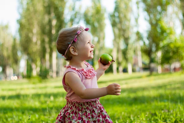 Menina pequena bonito no parque de verão . — Fotografia de Stock