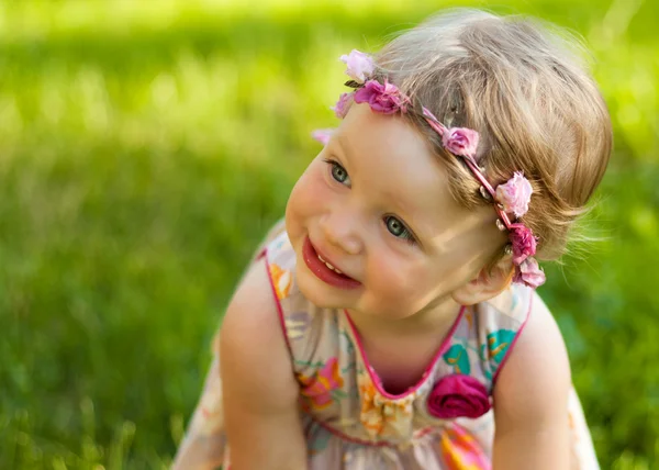 Menina pequena bonito no parque de verão . — Fotografia de Stock