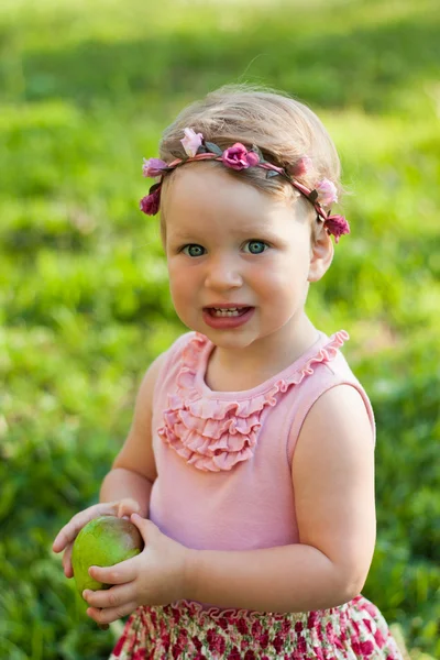 Schattig klein meisje in de zomer park. — Stockfoto