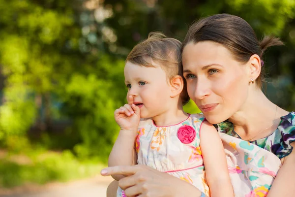 Sorrindo Mãe e sua filha no parque de verão . — Fotografia de Stock