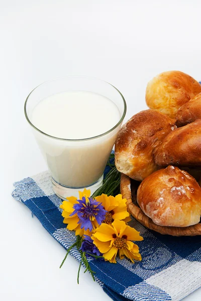 Pasztety ze szklanką mleka. śniadanie w miejscowości. — Zdjęcie stockowe