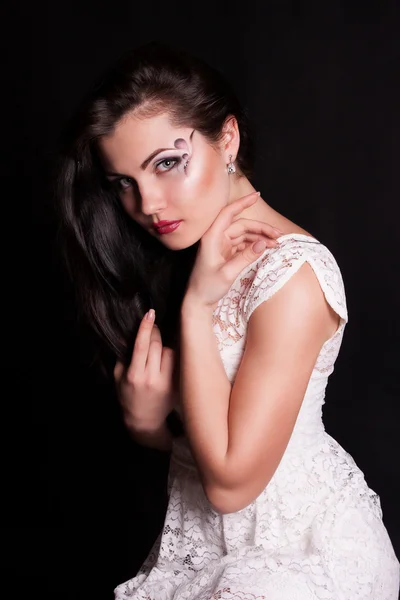 Vacker flicka med långt hår i vit klänning. — Stockfoto