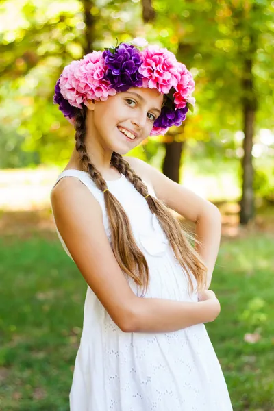Menina adolescente bonito no jardim verde — Fotografia de Stock