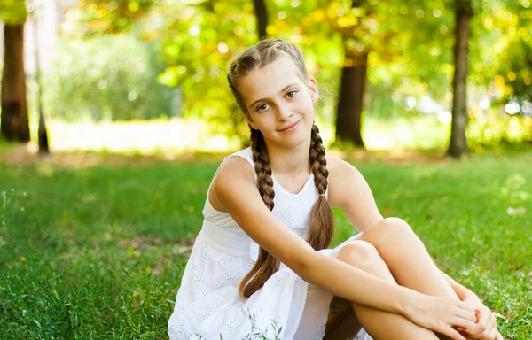Мила дівчина-підліток в зеленому саду — стокове фото