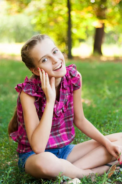 Adolescente mignonne dans le jardin vert — Photo