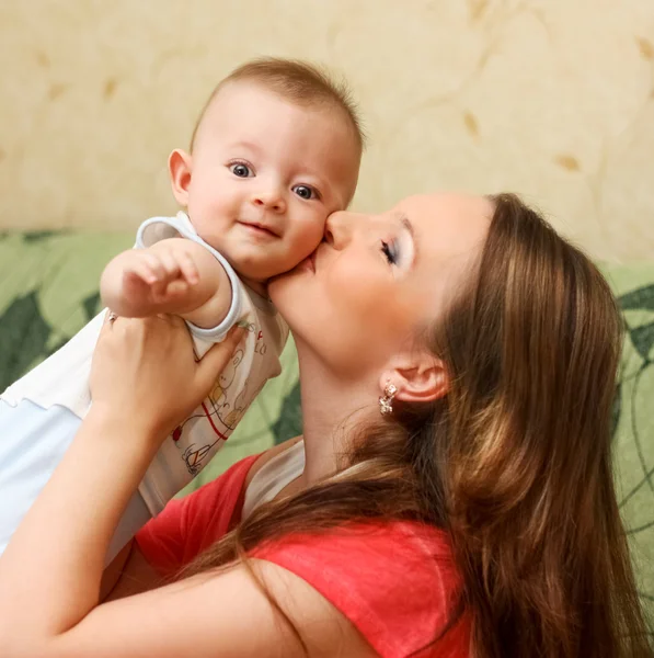 Jeune mère jouant avec son fils à la maison . — Photo