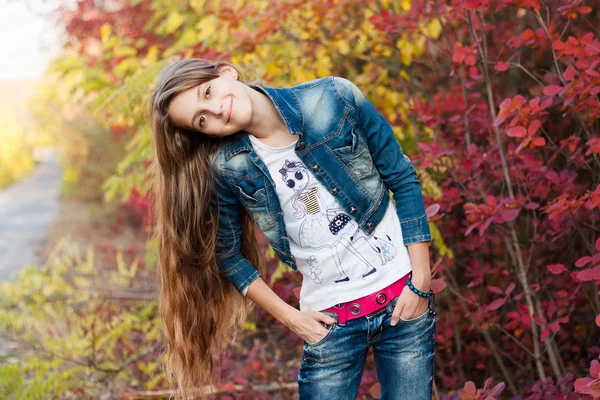 Pretty teenage girl in the autunm park — Stock Photo, Image