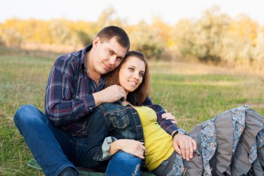 sonbahar Bahçe çim üzerinde oturan seven Çift.