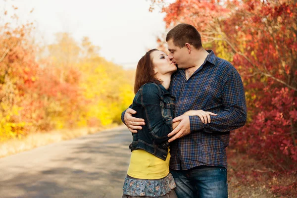 Loving couple in the autumn garden. — Stock Photo, Image