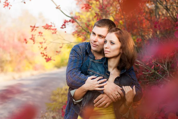 Loving couple in the autumn garden. — Stock Photo, Image