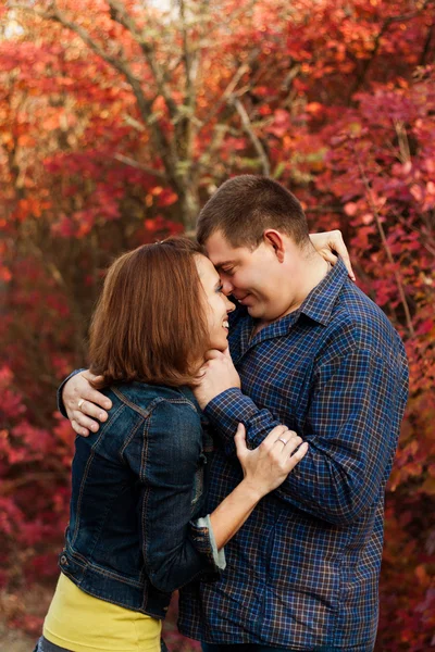 Pareja cariñosa en el jardín de otoño . —  Fotos de Stock