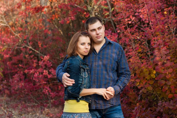 Loving couple in the autumn garden. — Stock Photo, Image