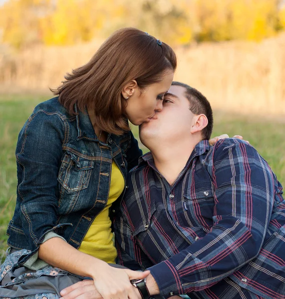 Loving couple in the autumn garden. — Stock Photo, Image