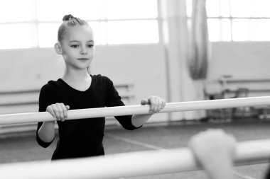 spor salonunda küçük jimnastikçi trenler