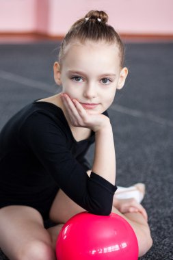 spor salonunda küçük jimnastikçi trenler