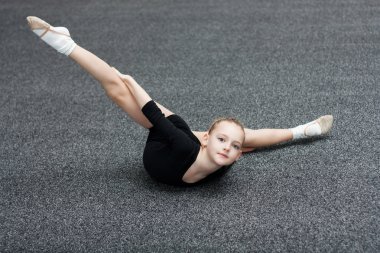 spor salonunda küçük jimnastikçi trenler