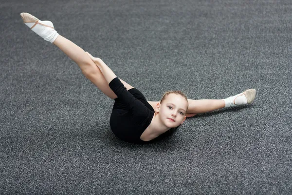 Malé sportovní gymnastka vlaky v tělocvičně — Stock fotografie