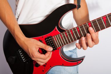 adam stüdyoda bir gitar çalmak. yakın çekim.