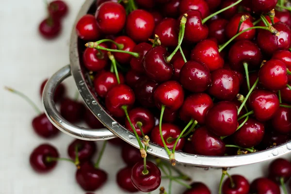 Sweet cherries with water drops — Stock Photo, Image