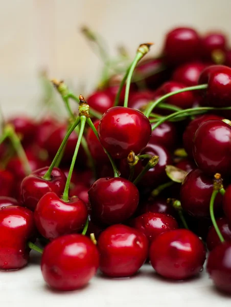 Sweet cherries with water drops — Stock Photo, Image