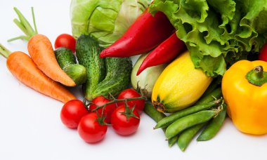 beyaz izole lezzetli taze sebze.