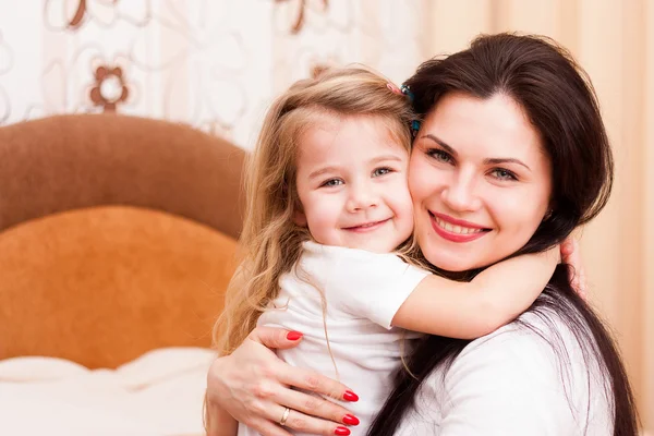 Madre e hija se divierten en casa — Foto de Stock