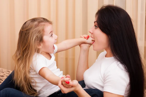 Moeder en dochter have fun thuis — Stockfoto