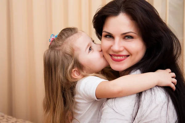 Mutter und Tochter haben Spaß zu Hause — Stockfoto