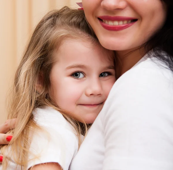 Portret van jonge moeder en haar kleine dochter. — Stockfoto