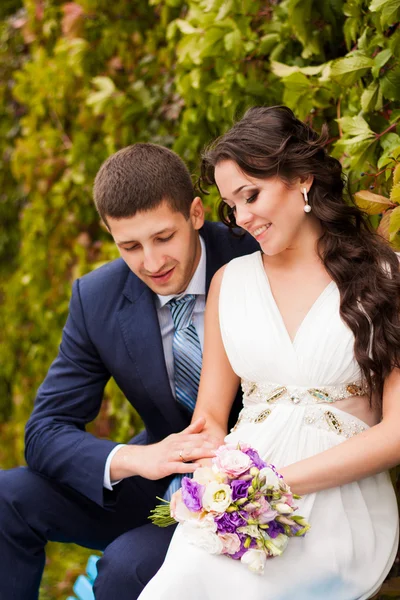 Happy newlyweds in park. — Stock Photo, Image