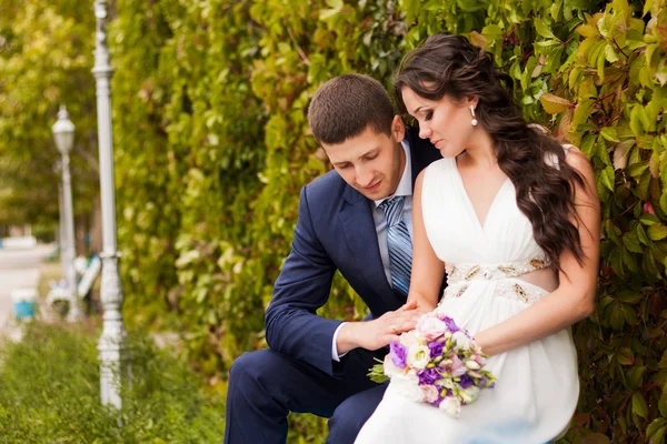 Happy newlyweds in park. — Stock Photo, Image