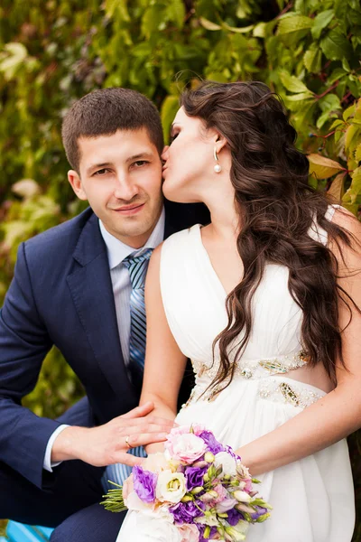 Happy newlyweds in park. — Stock Photo, Image