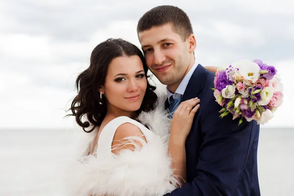 Loving bride and groom near the sea — Stock Photo, Image