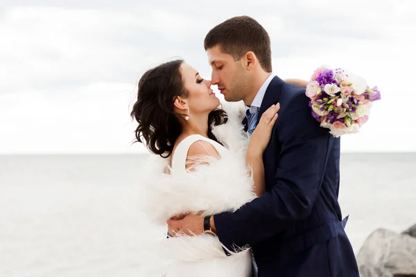 Loving bride and groom near the sea — Stock Photo, Image