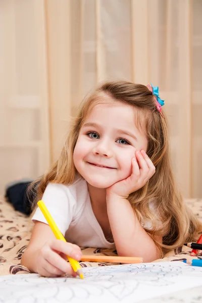 Schattig klein meisje tekenen met potloden. — Stockfoto