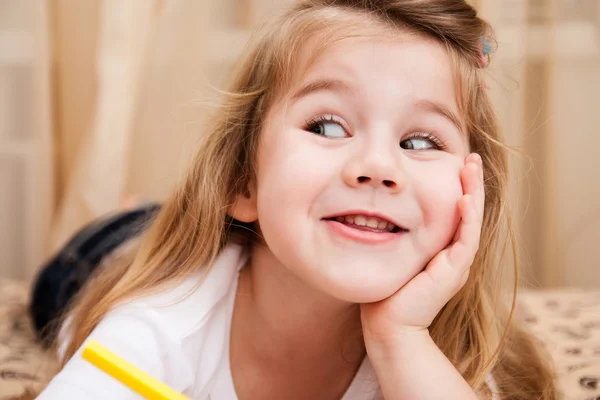 Mignon dessin de petite fille avec des crayons . — Photo