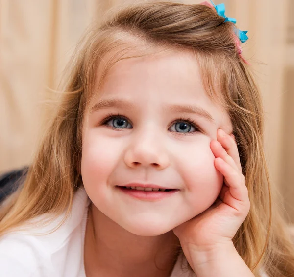 Portret van een schattig klein meisje. — Stockfoto