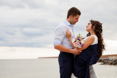 Sevgili gelin ve damat iskelede duran