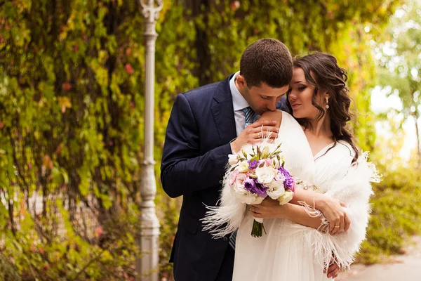 Happy newlyweds in park. — Stock Photo, Image