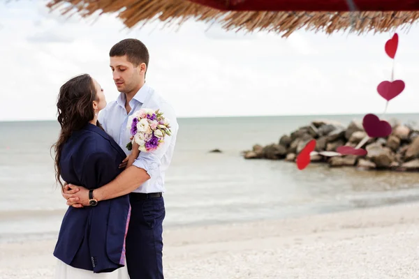 Romantische Braut und Bräutigam küssen sich am Meer. — Stockfoto