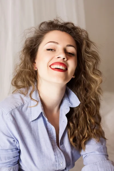 Elegante chica emocional con labios rojos y cabello rizado . — Foto de Stock