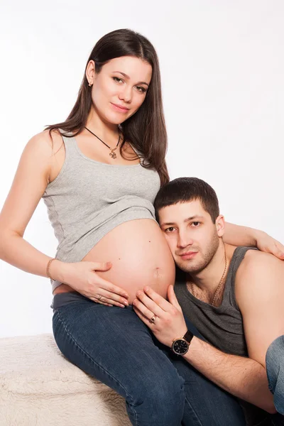 Portret van gelukkige paar een baby verwacht. — Stockfoto