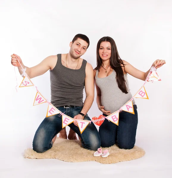 Retrato de casal feliz esperando um bebê . — Fotografia de Stock