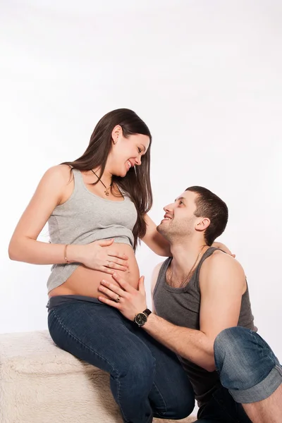 Retrato de casal feliz esperando um bebê . Fotografias De Stock Royalty-Free