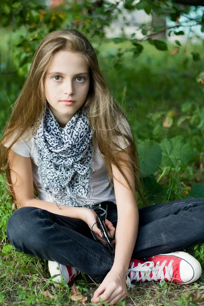 Chica bonita con el pelo largo en el parque verde de verano . — Foto de Stock