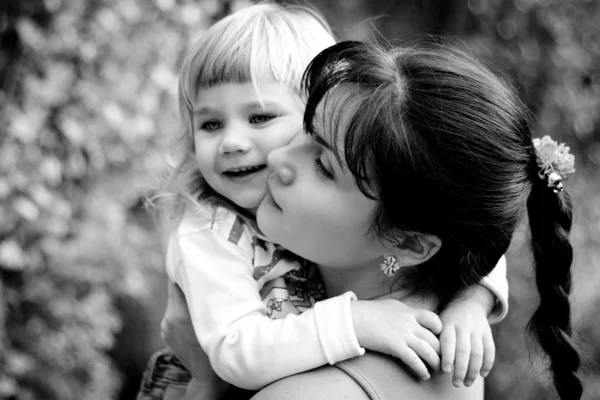 Мать обнимает свою маленькую дочь — стоковое фото