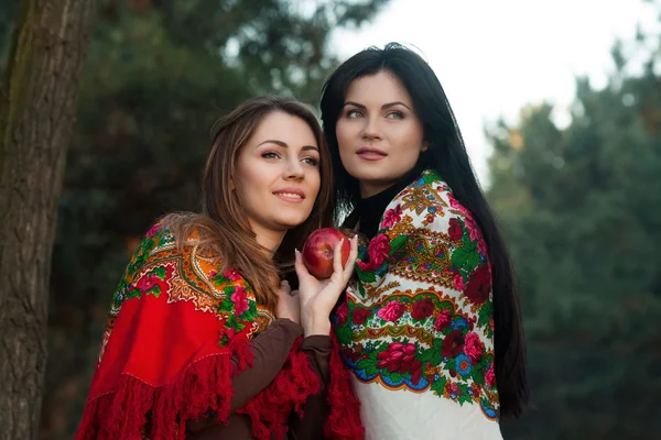 Ρωσική κορίτσια στην εθνική μαντίλες — Φωτογραφία Αρχείου